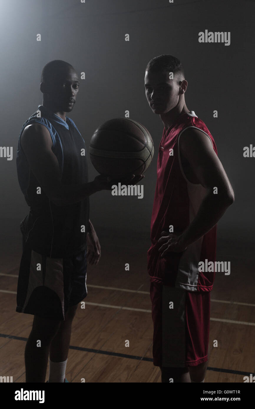 Deux tenant un seul joueur de basket-ball Basket-ball Banque D'Images