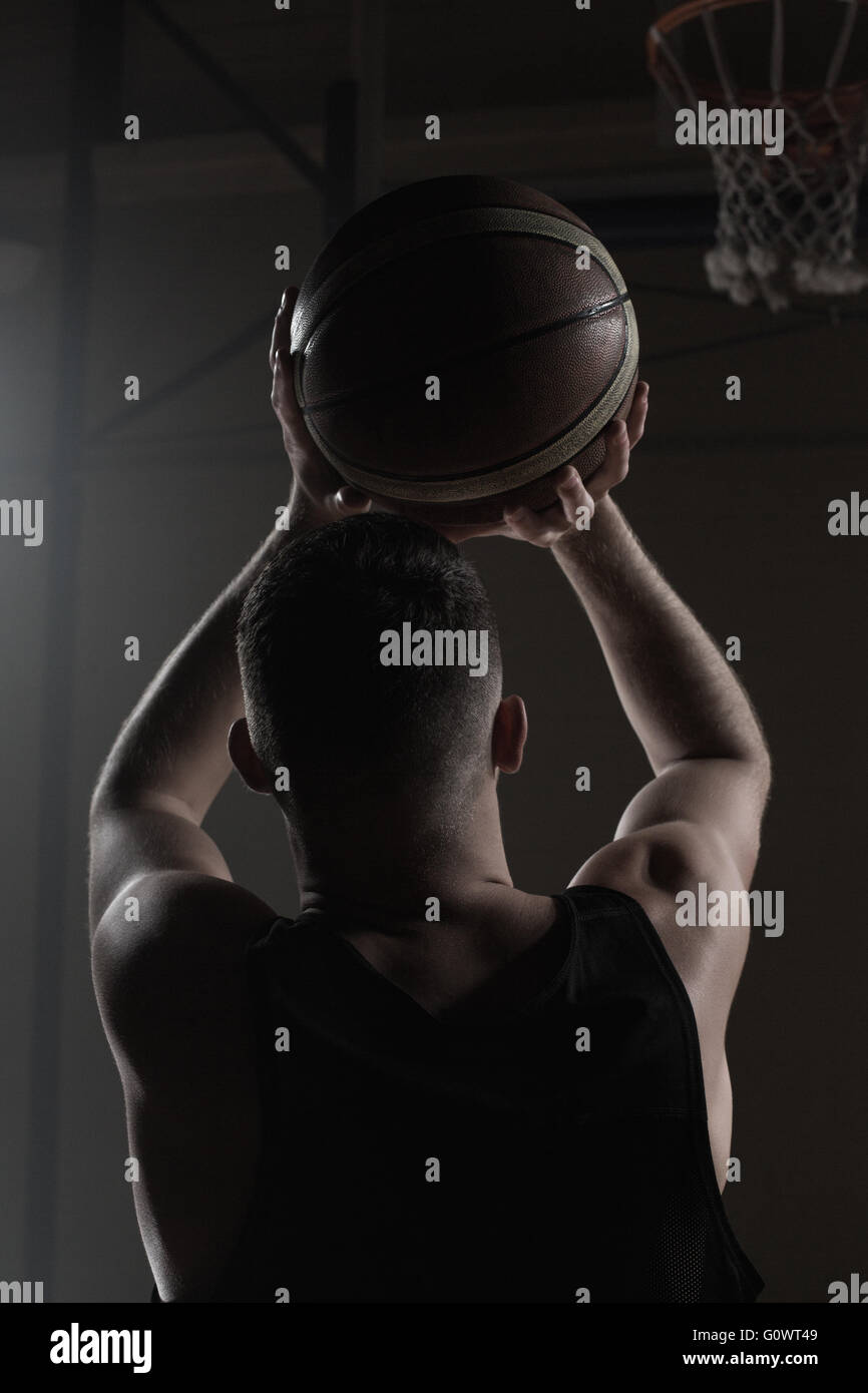Portrait/l'arrière du joueur de basket-ball pour essayer de mettre un panier Banque D'Images