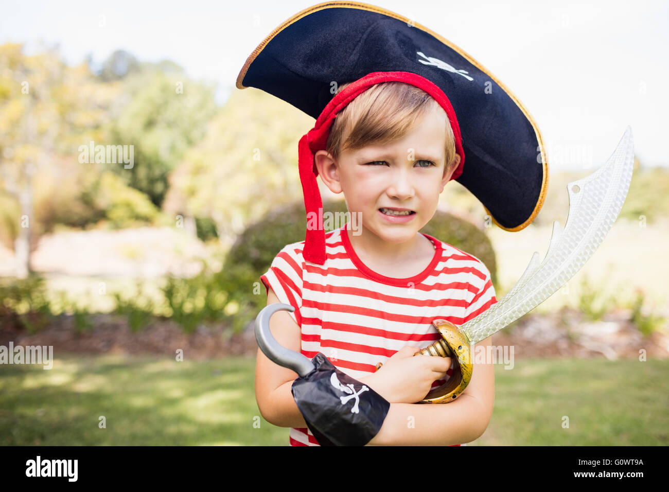 Portrait de l'adorable petit garçon se faisant passer pour un pirate Banque D'Images