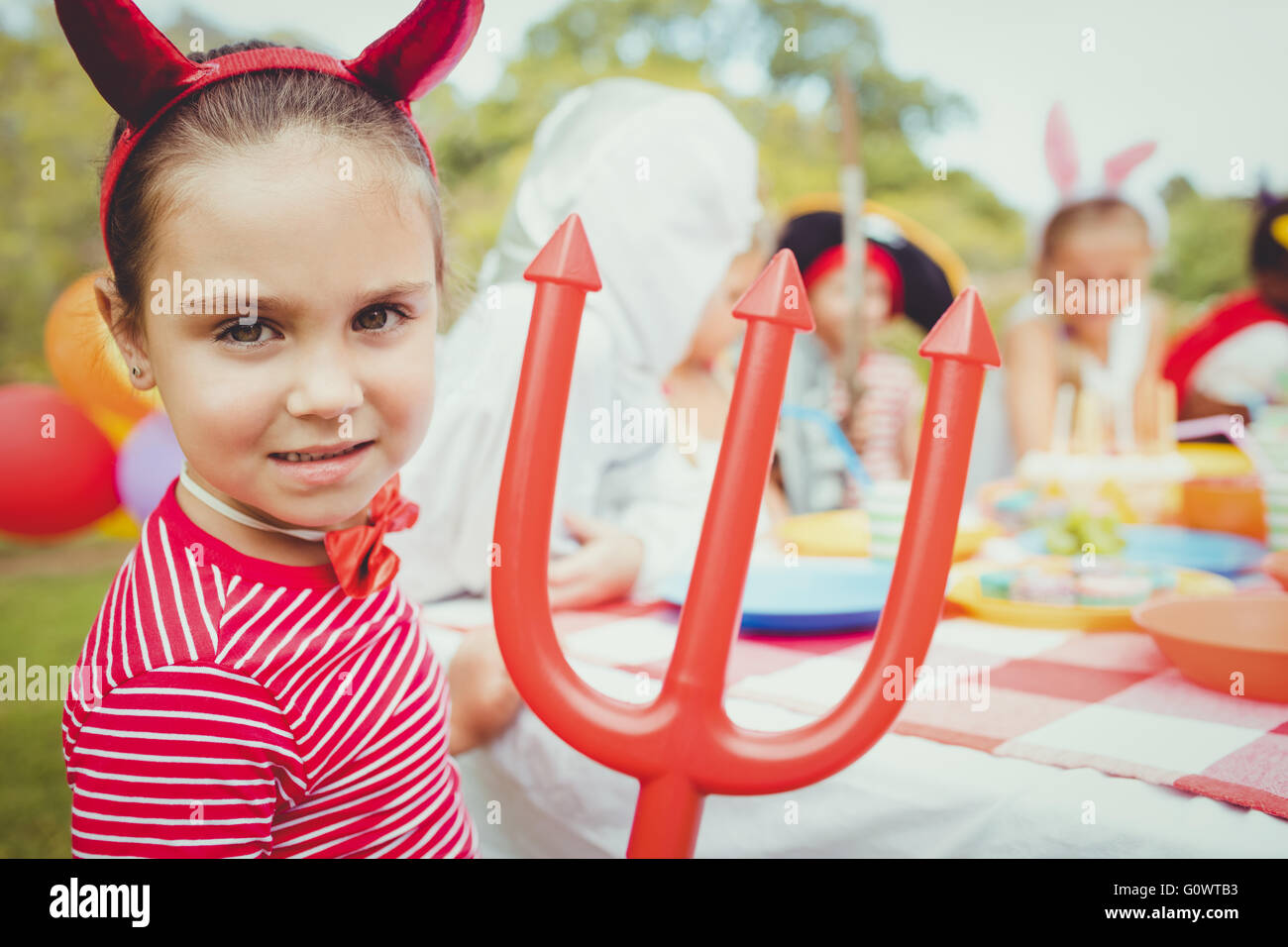 Adorable petite fille portant un costume lors d'une fête Banque D'Images