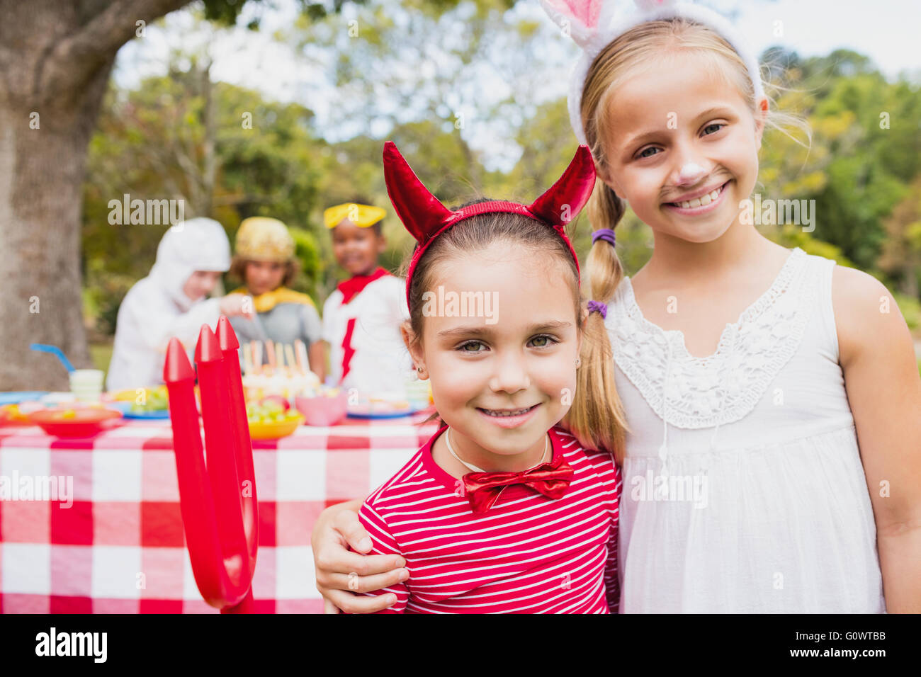 Smiling girls wearing costume lors d'une fête Banque D'Images