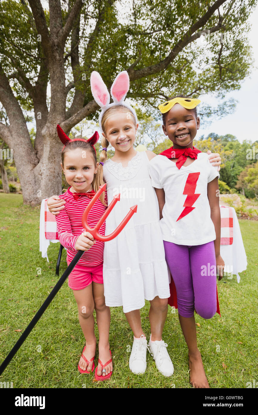 Trois jeunes filles portant costume posant pour l'appareil photo Banque D'Images