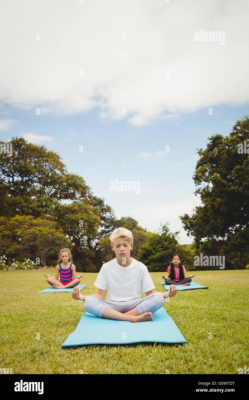 Portrait des enfants faisant du yoga Banque D'Images