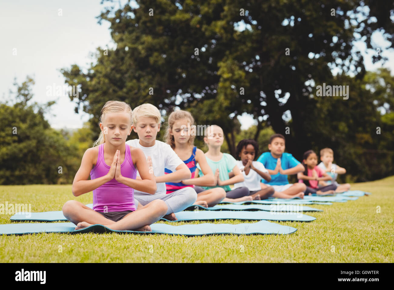 Vue avant d'enfants faisant du yoga Banque D'Images