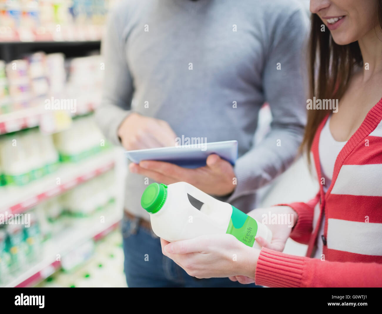 Close up of woman grocery shopping ensemble Banque D'Images