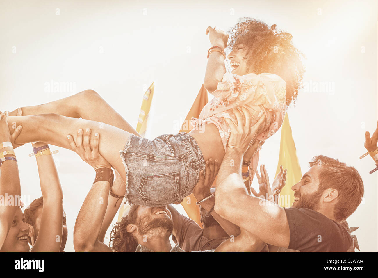 Heureux hipster femme crowd surfing Banque D'Images