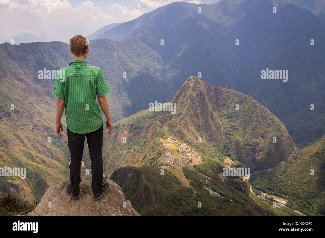 Un touriste sur Machu Picchu Mountain est à la recherche vers le bas à la mystérieuse ville Inca 600m plus bas - Machu Picchu, au Pérou en Octobre 2015 Banque D'Images