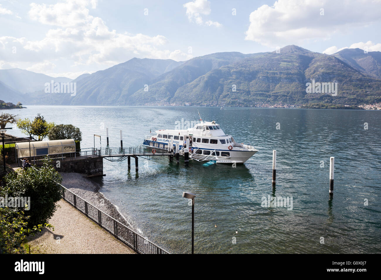 Station de ferry, le lac de Côme. Lezzeno, Italie. Banque D'Images
