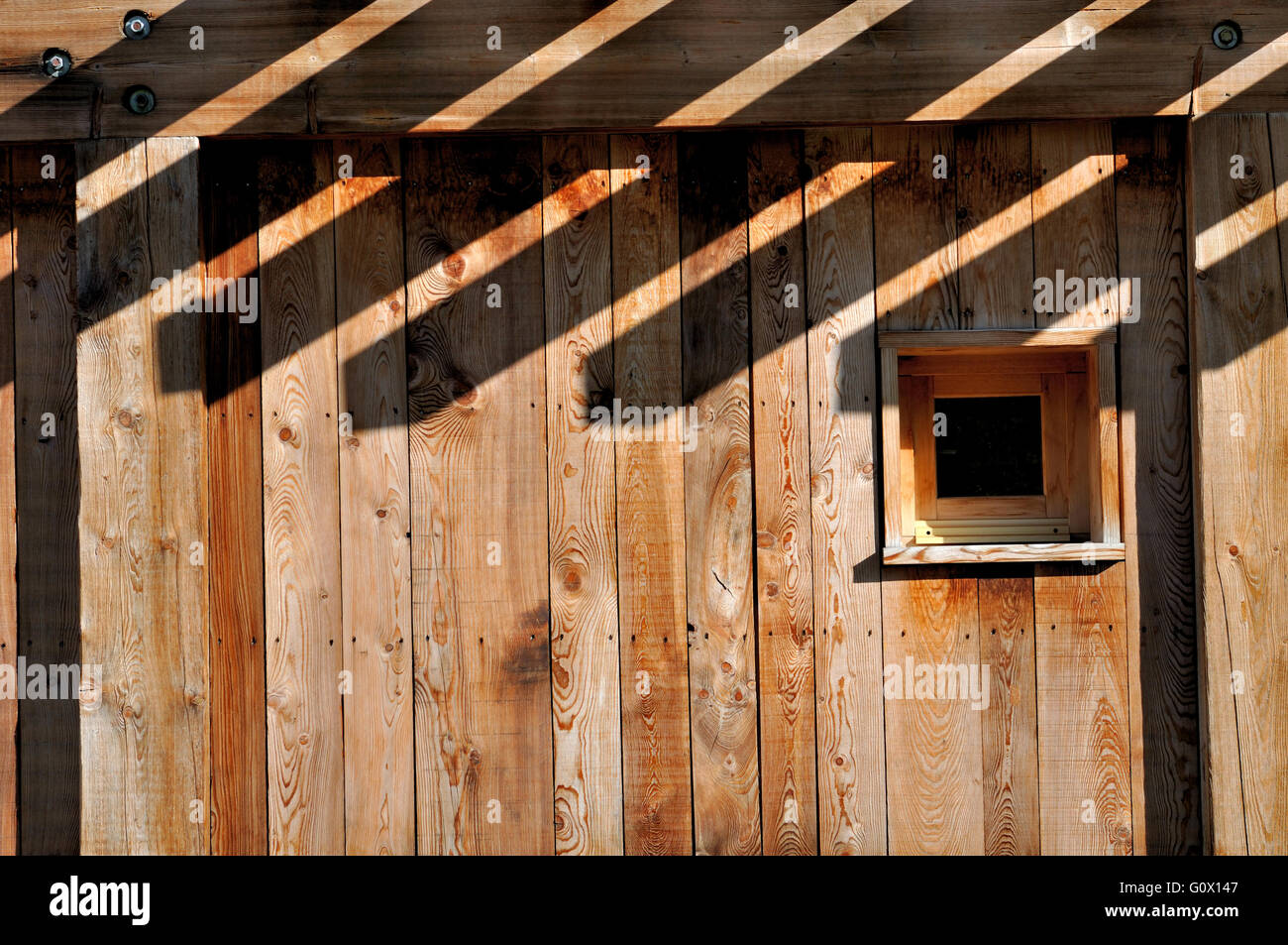 Ombres sur une façade d'un chalet en bois Banque D'Images