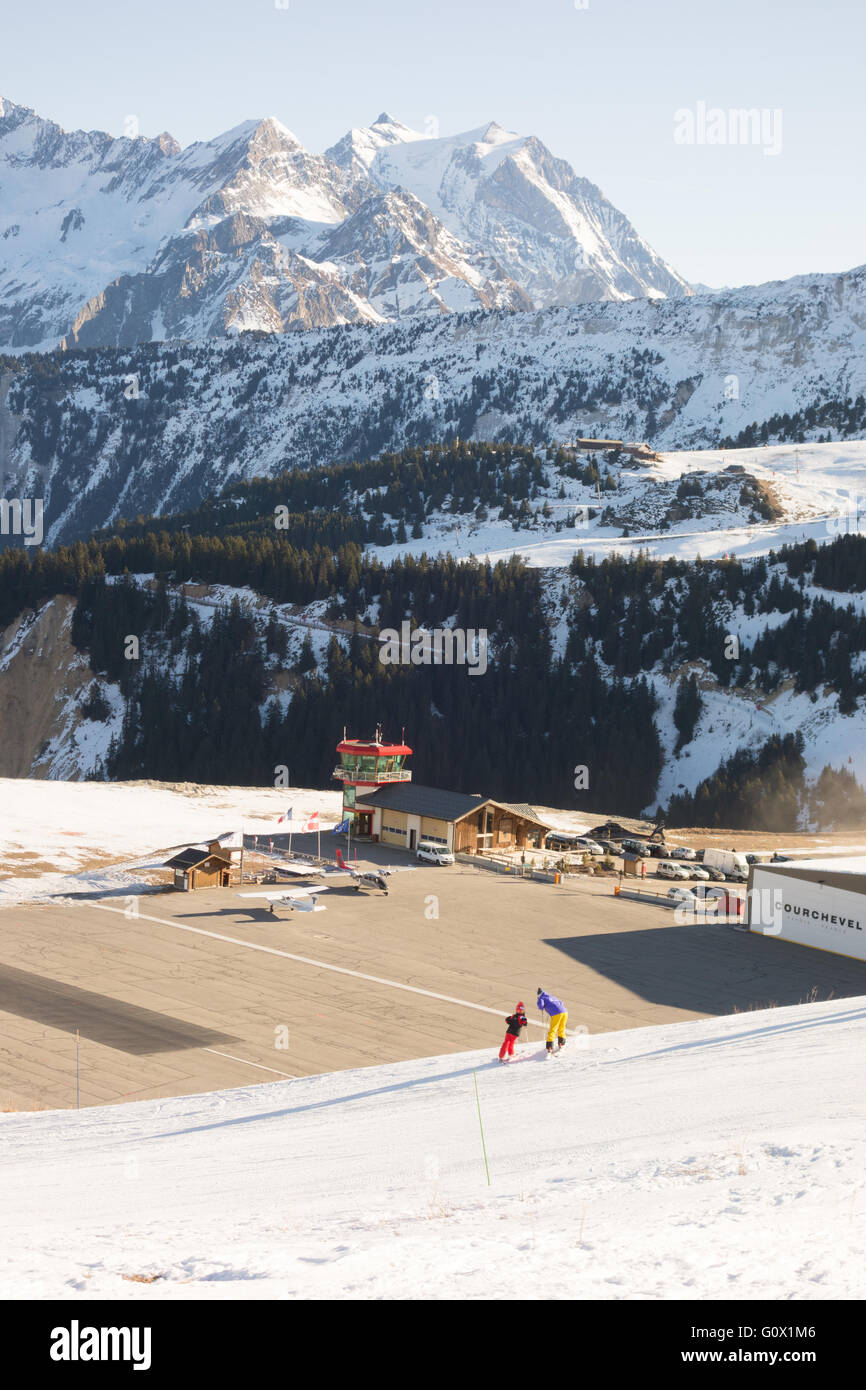 Les skieurs à la recherche vers le bas à un petit avion à l'atterrissage à l'aéroport de Courchevel - Courchevel 1850, 3 Vallées, Savoie, France Banque D'Images