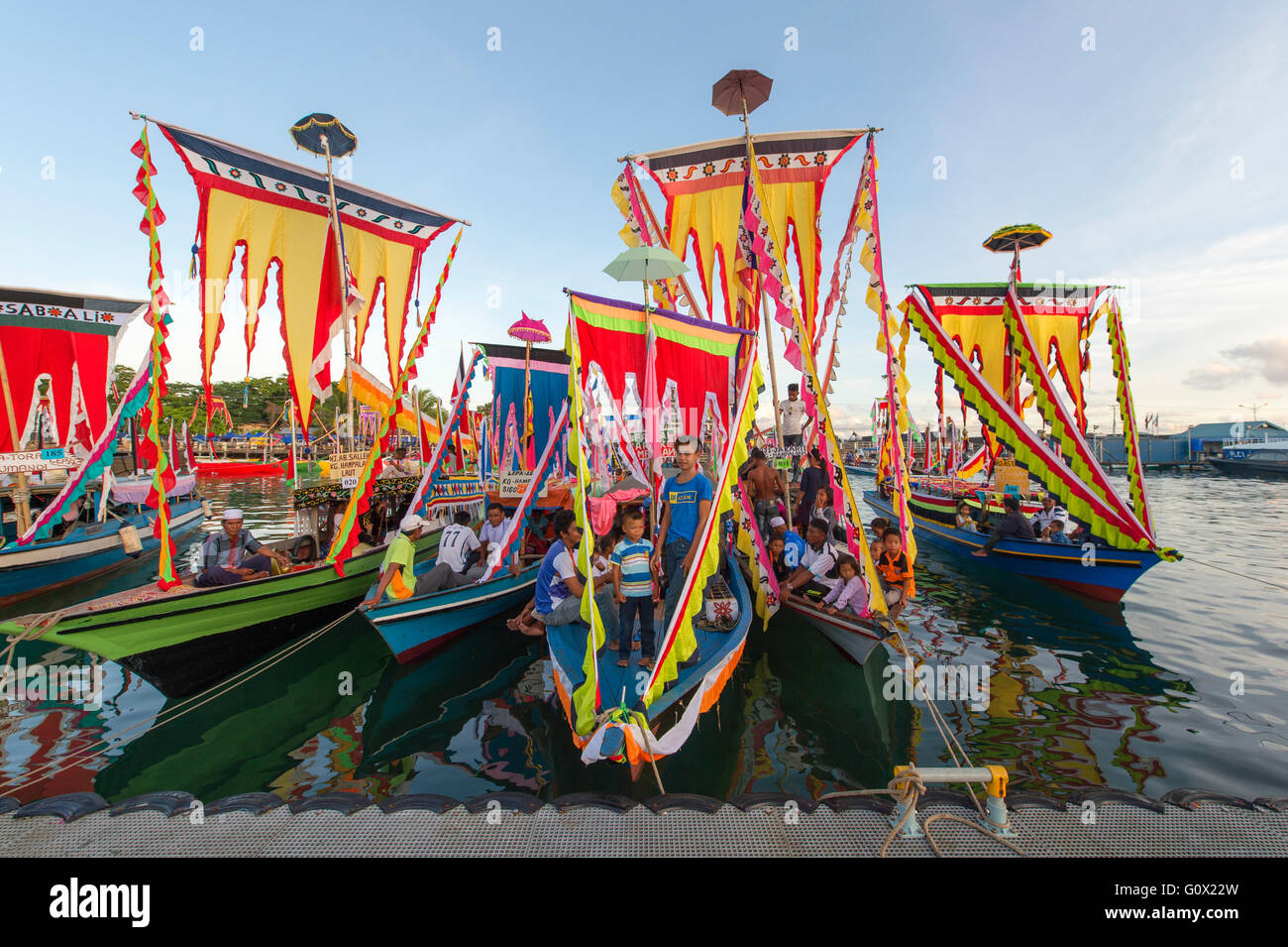 Le bateau de Bajau traditionnel appelé Lepa Lepa décorées de couleurs drapeau Sambulayang Banque D'Images