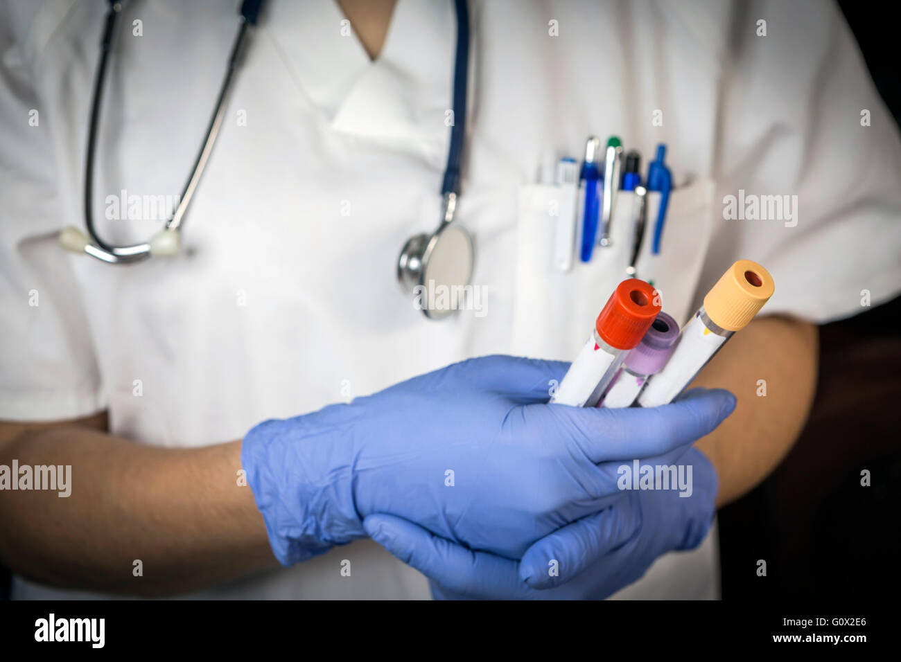 Médecin prend en charge plusieurs tubes de prélèvement à l'hôpital Banque D'Images