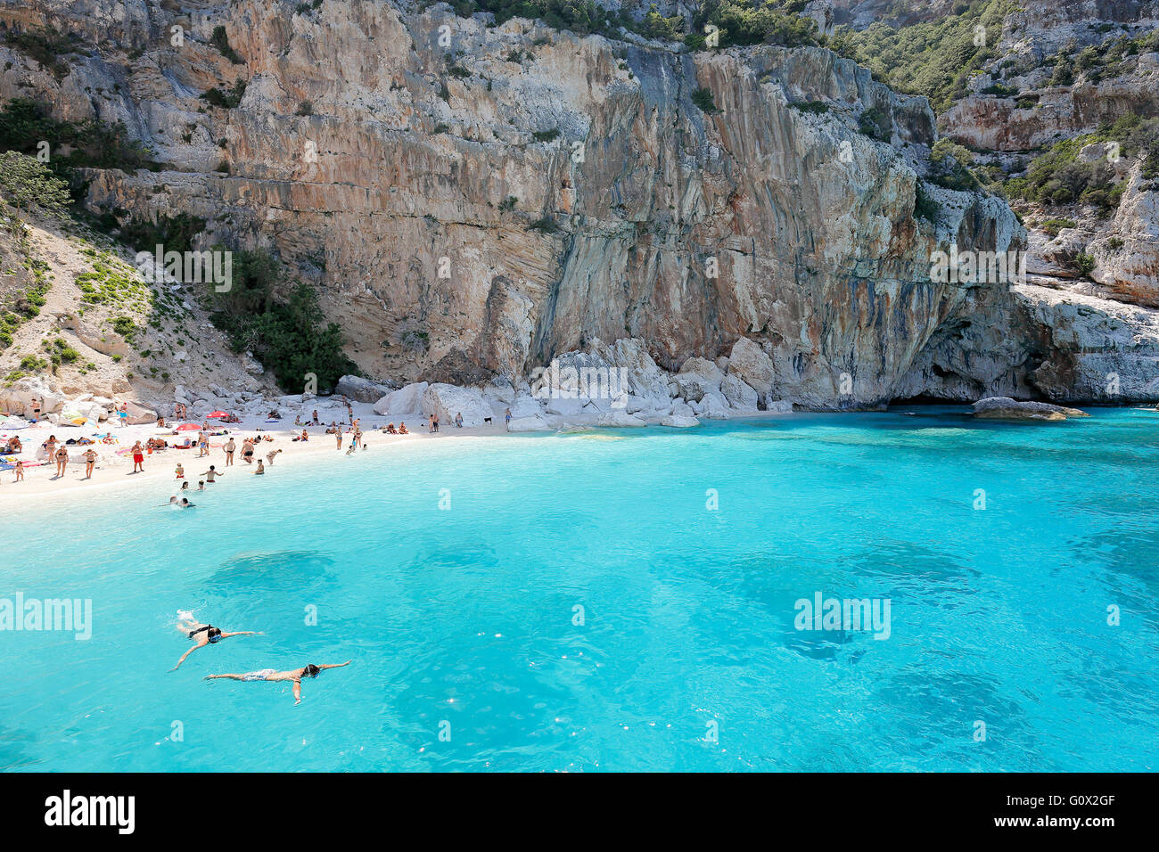 Les gens sur l'une des belle plage en Sardaigne, Italie. CALA MARIOLU, Baunei, Italie Banque D'Images