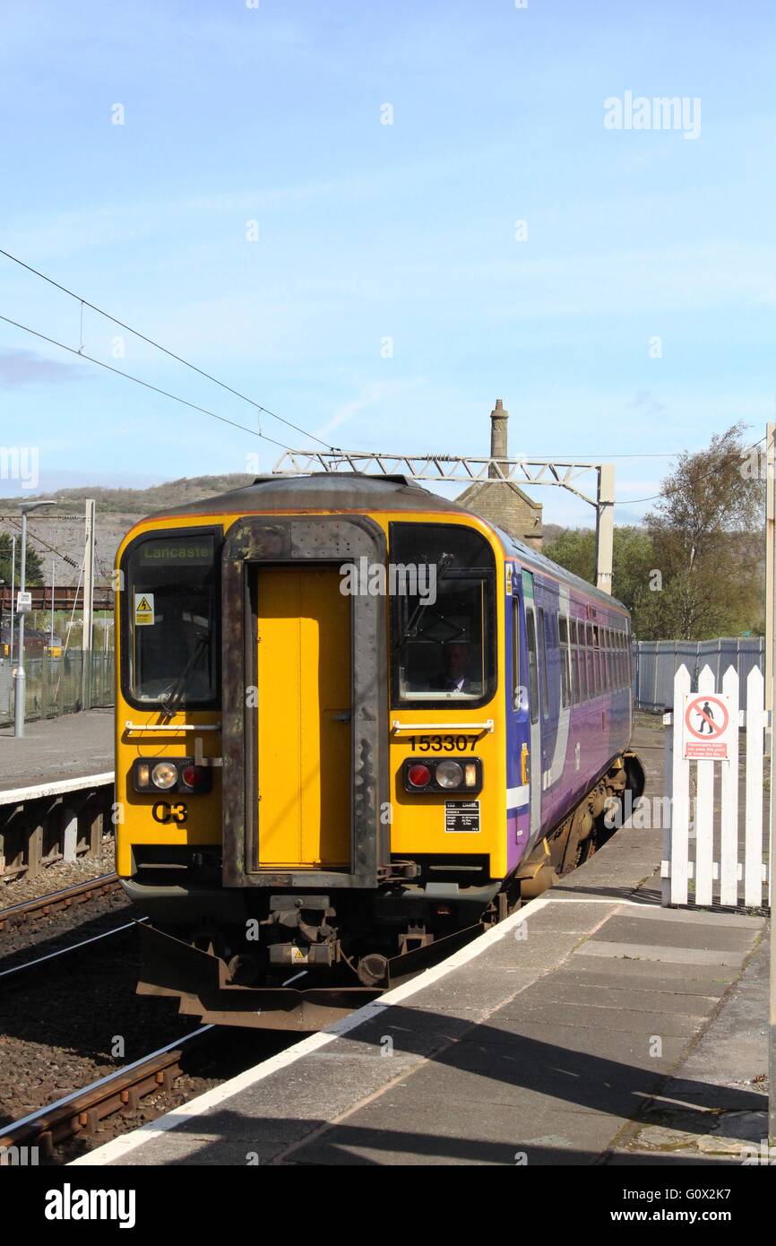 Class153 dans le Nord de l'unité diesel livery arrivant à Carnforth gare avec un service passagers à Lancaster. Banque D'Images