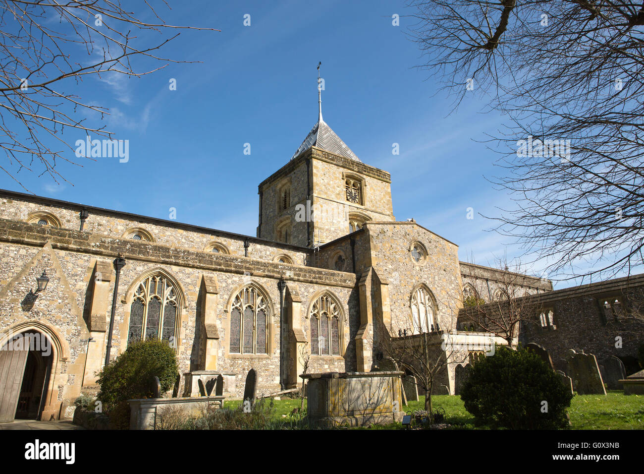 Paroisse de St Nicholas et église du prieuré à Arundel West Sussex. Journée de printemps ensoleillée avec ciel bleu. Banque D'Images