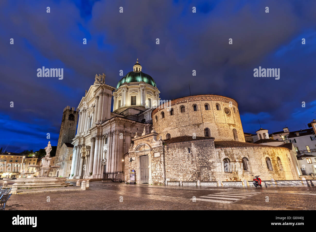 Ancienne et nouvelle cathédrale de Brescia dans la soirée, Italie Banque D'Images