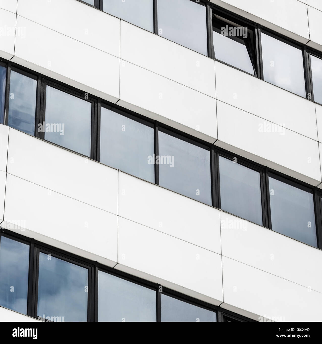Close-up fragment d'immeuble de bureaux modernes de verre et d'acier. Banque D'Images