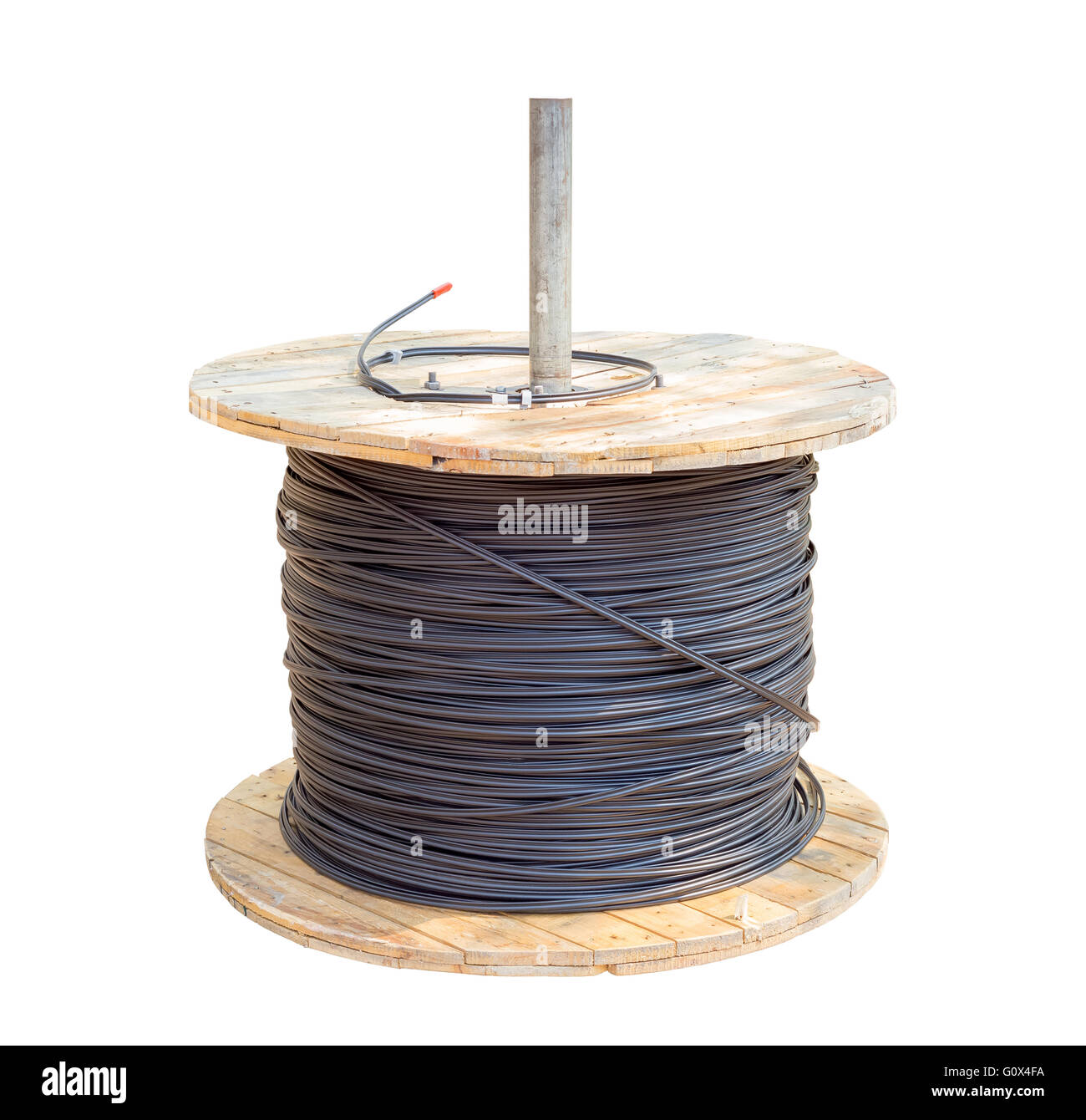 Des câbles électriques dans les fils noir rouleau bois isolé sur fond blanc avec clipping path Banque D'Images
