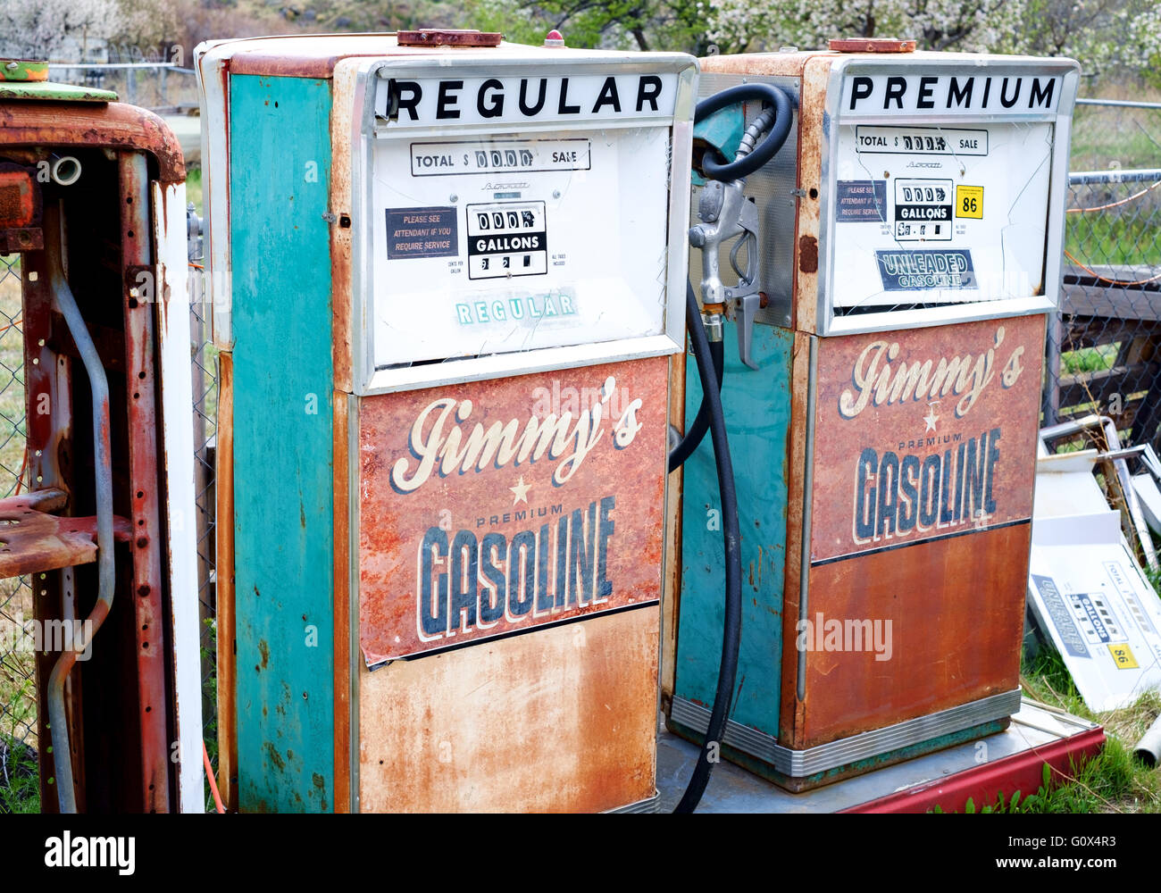 Les pompes à essence vintage coloré le gaz classique, Musée de Embudo, New Mexico, USA Banque D'Images Les pompes à essence vintage coloré le gaz classique, Musée de Embudo, New Mexico, USA Banque D'Images