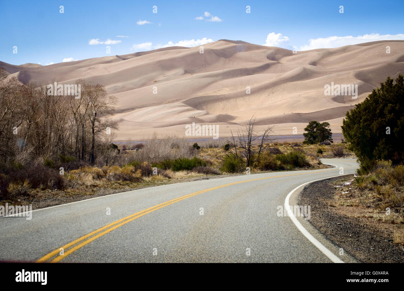 Route en direction de Great Sand Dunes National Park and Preserve, Colorado, USA Banque D'Images