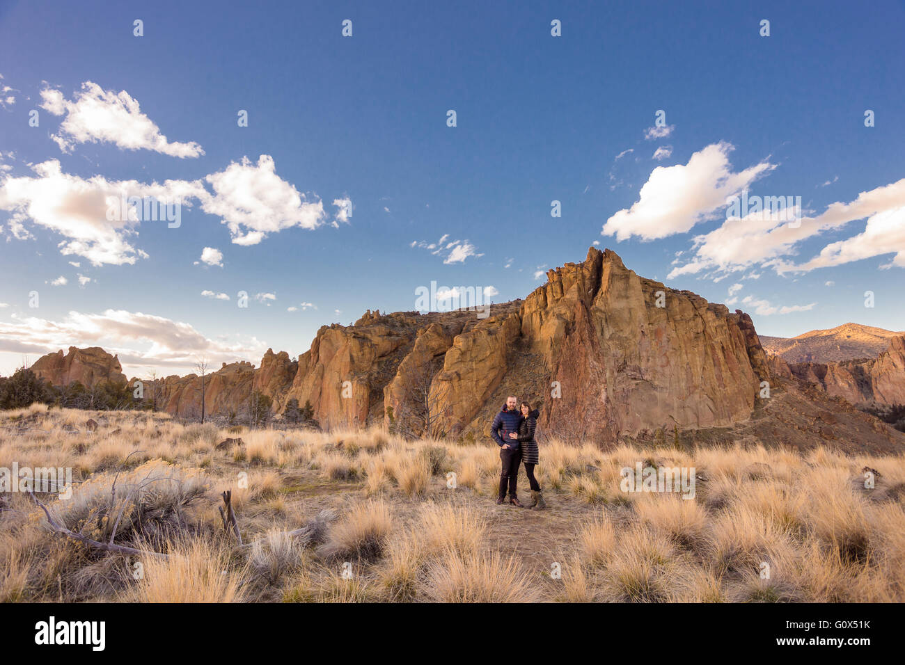 Portrait de vie d'un couple de fiancés qui aime le plein air à Smith Rock State Park dans le centre de l'Oregon. Banque D'Images