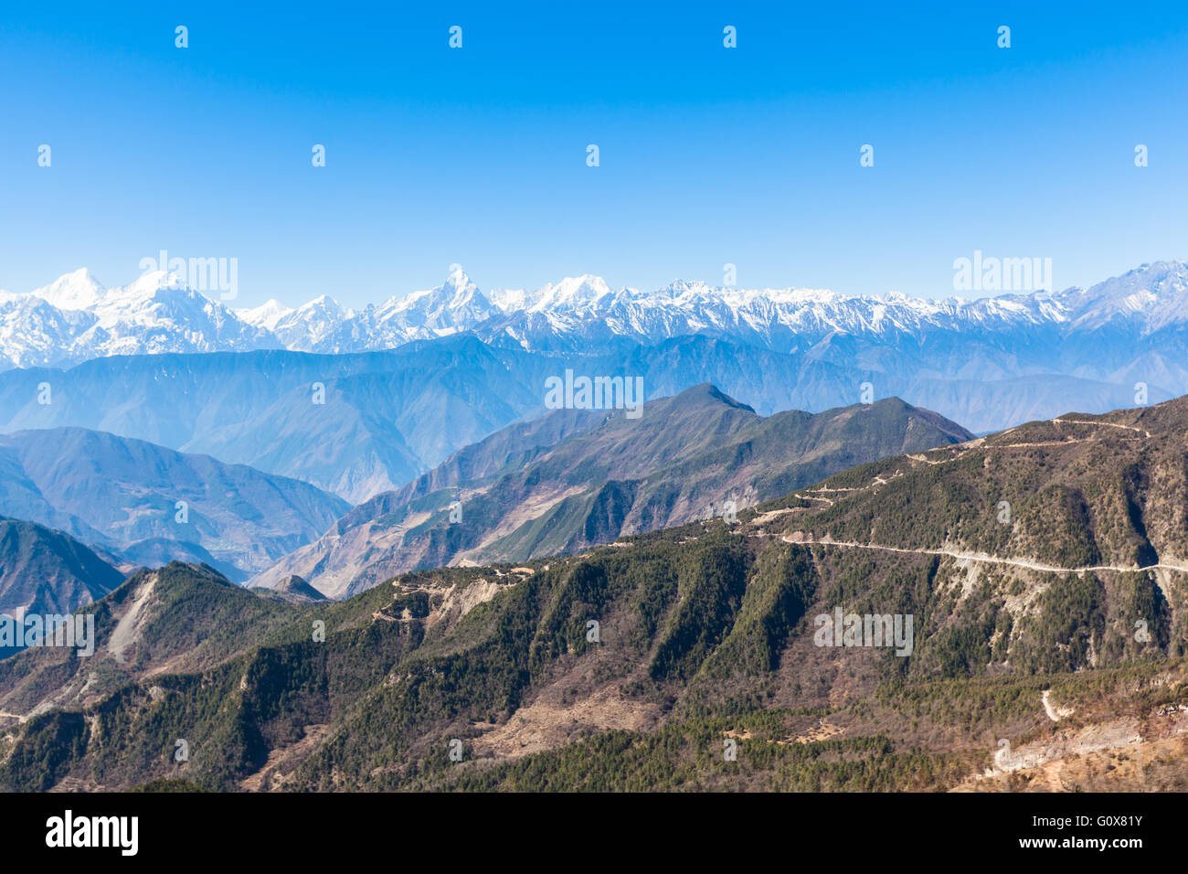 Vue panoramique de la montagne y compris Minya Konka (7556m) du haut du bétail dans la montagne matin, Sichuan Provi Banque D'Images