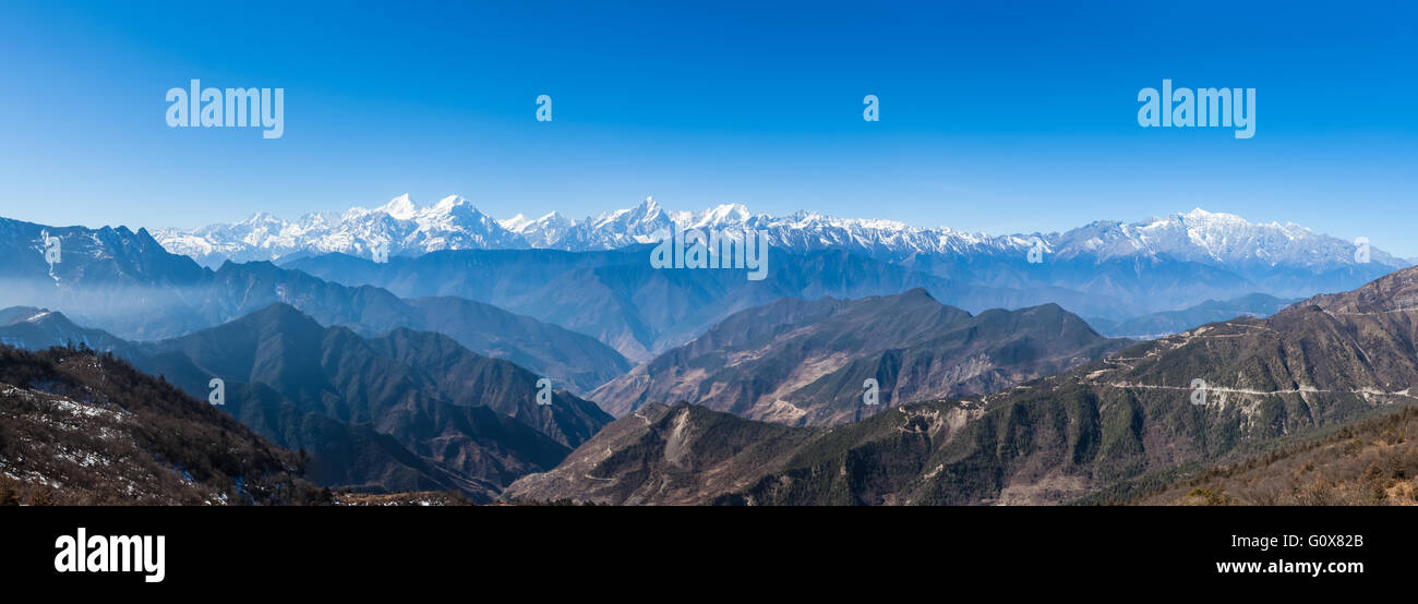 Vue panoramique de la montagne y compris Minya Konka (7556m) du haut du bétail dans la montagne matin, Sichuan Provi Banque D'Images