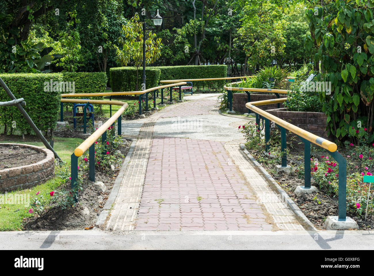 Sentier de pierres naturelles avec métal mains courantes dans le jardin botanique. Banque D'Images