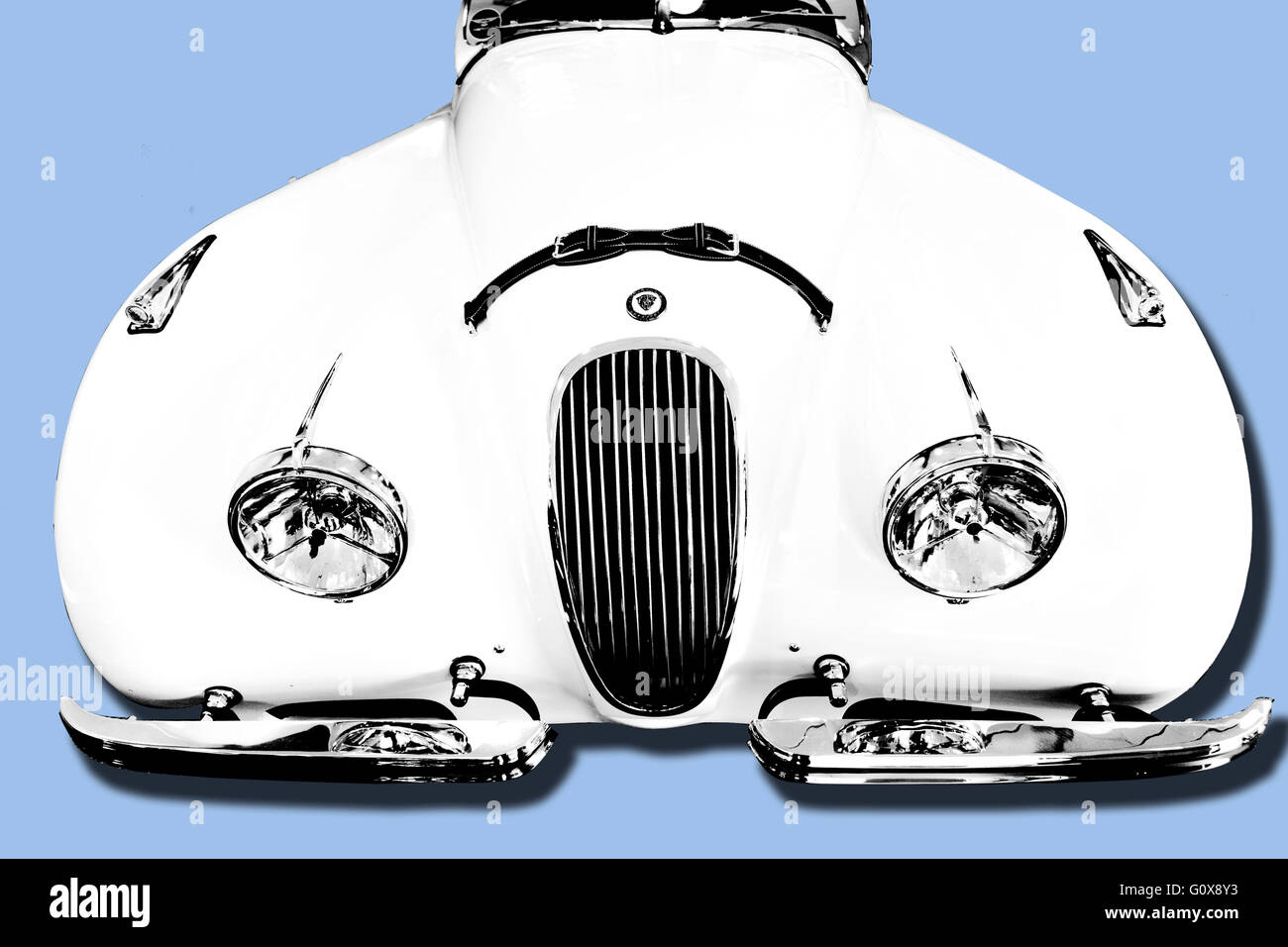 Jaguar XK120 Roadster isolé sur un fond bleu avec une ombre portée. Banque D'Images