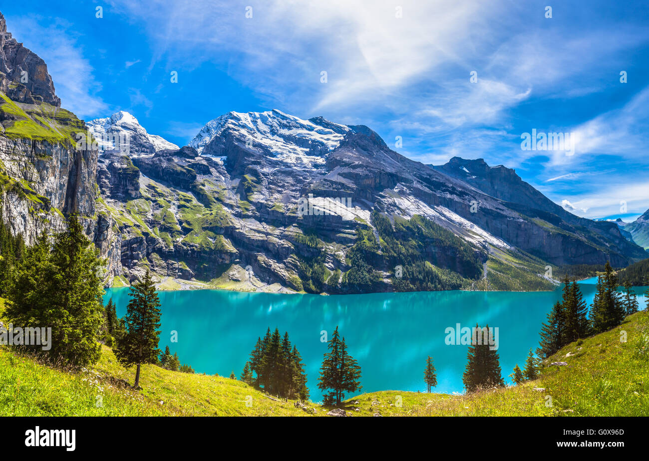 Le panorama en été vue sur l'Oeschinensee (Oeschinen Lake) et les Alpes de l'autre côté près de Kandersteg Oberland sur Obe Banque D'Images