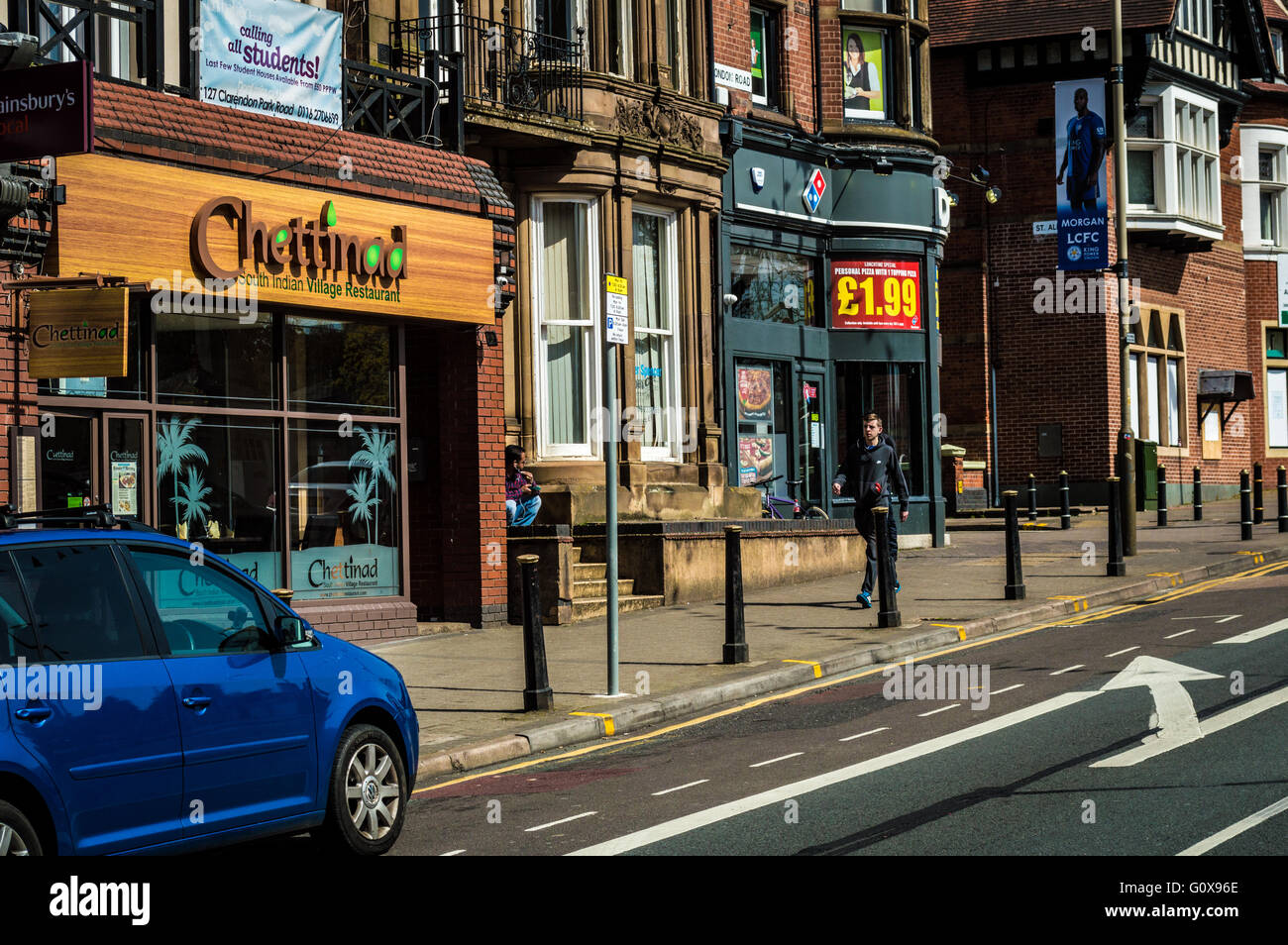 London Road, près de Leicester Junction Road, Evington montrant Chettinad South Indian Restaurant Domino's Pizza et une bannière de ferrochrome Banque D'Images