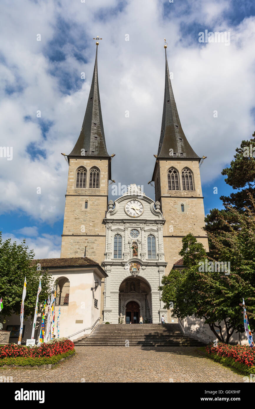 La vue de face de l'église Hofkirche (Hof) à Lucerne (Luzern), Suisse Banque D'Images