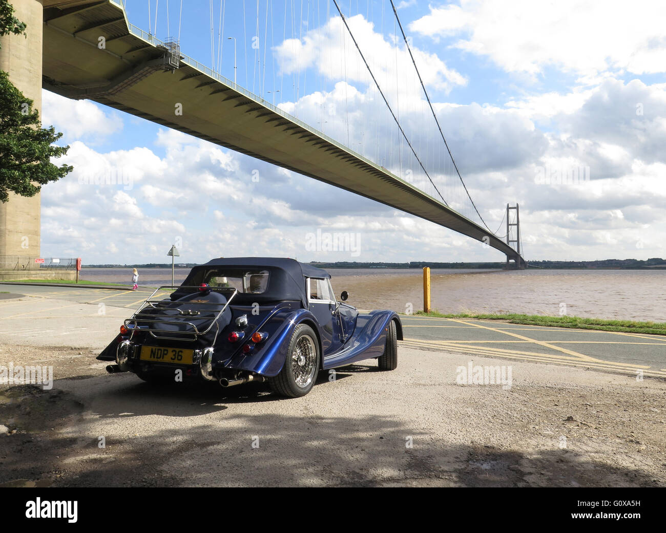 Morgan Roadster Voiture de sport photographié sous le Humber Bridge dans l'East Yorkshire, UK Banque D'Images