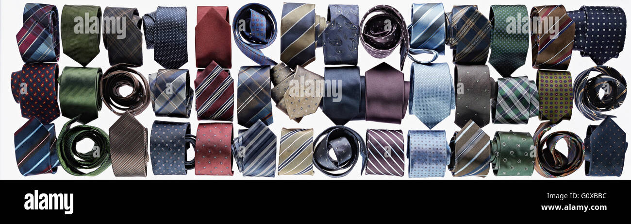 Assortiment de cravates rolled-up sur fond blanc en studio Banque D'Images