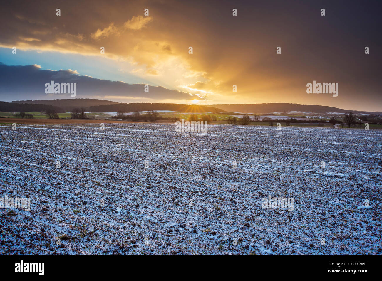 Paysage de champ au lever du soleil en hiver, Dietersdorf, Cobourg, Bavière, Allemagne Banque D'Images