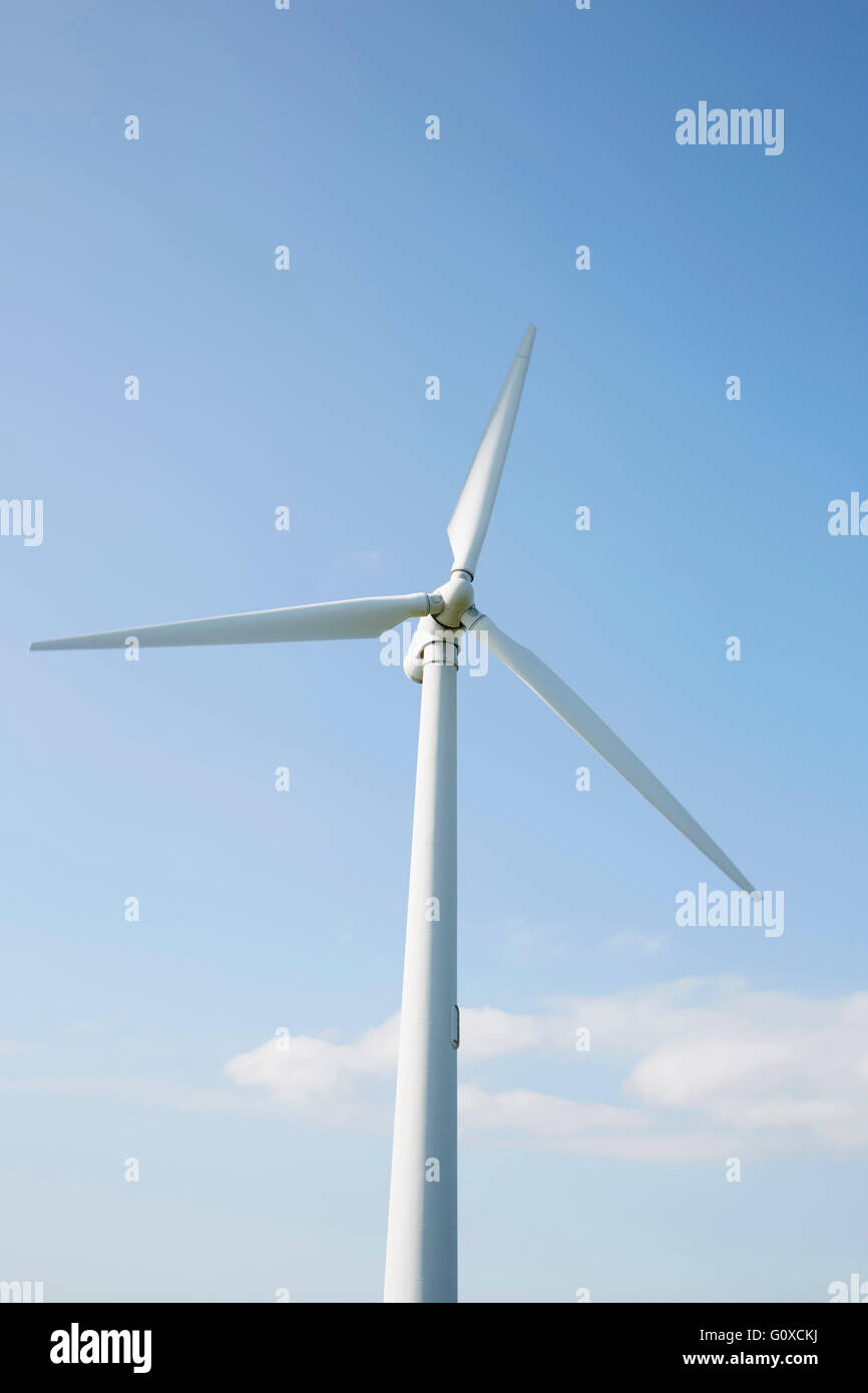 Éolienne avec ciel bleu, Sonderborg, Danemark du Sud, Danemark Banque D'Images