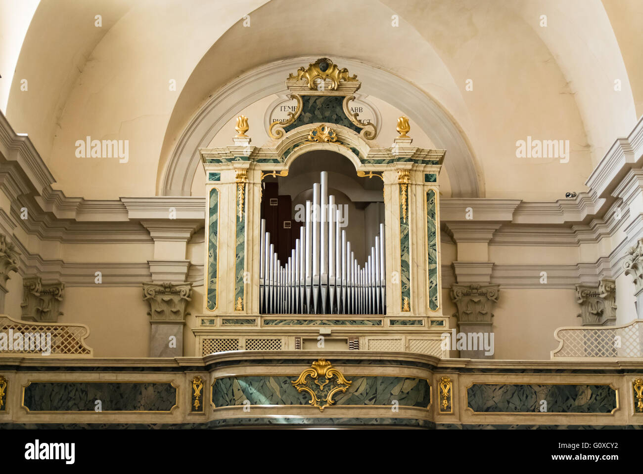 Schiavon, Italie - 12 Avril 2016 : Orgue et chœur au-dessus de l'entrée de l'église de Saint Antoine Abbé. Banque D'Images