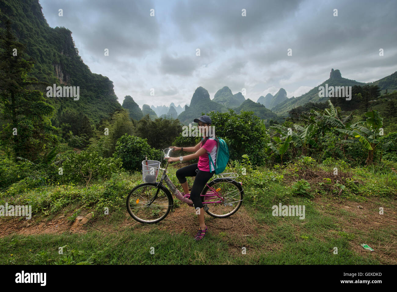 De la bicyclette au milieu des immenses montagnes karstiques de calcaire près de Yangshuo, région autonome du Guangxi, Chine Banque D'Images