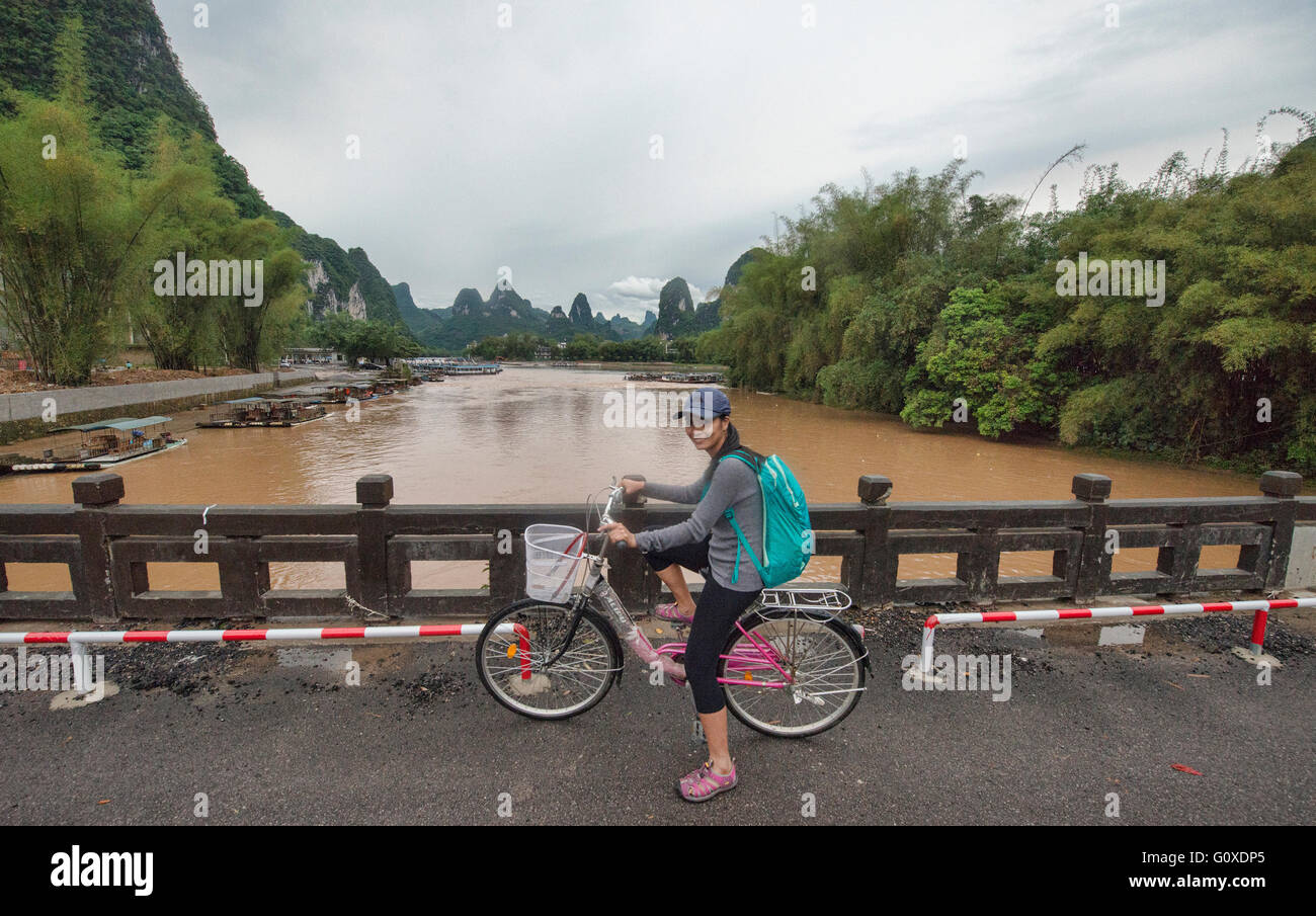 Le vélo le long de la rivière Li à Xingping, région autonome du Guangxi, Chine Banque D'Images