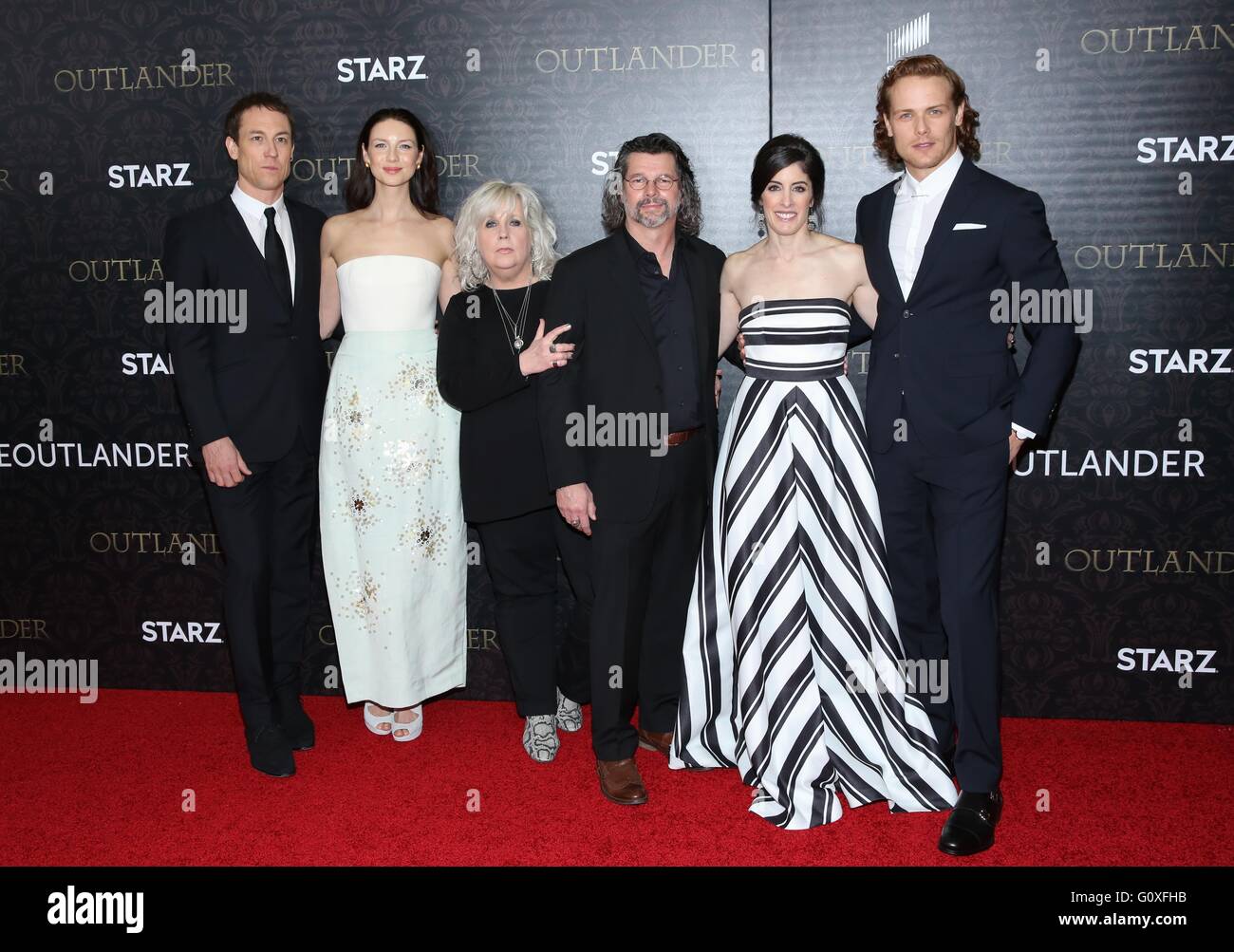 Première mondiale de 'Outlander' La Saison 2 s'est tenue au Musée Américain d'Histoire Naturelle comprend : Tobias Menzies, Caitriona Balfe, Terry Dresbach, Ronald D. Moore, Maril Davis, et Sam Heughan Où : New York, New York, United States Quand : 05 Avr 2016 Banque D'Images