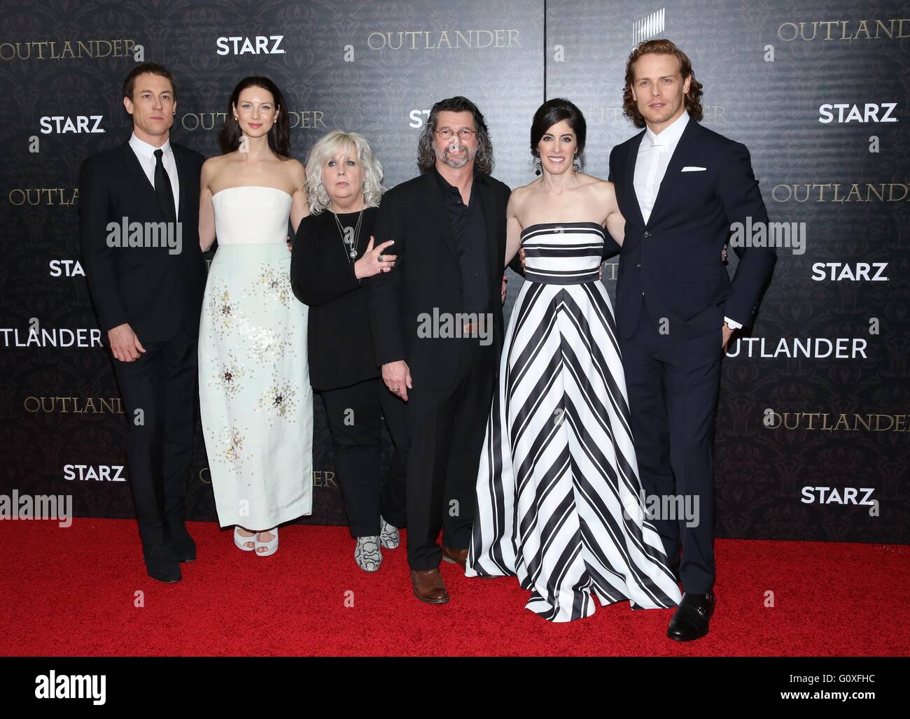 Première mondiale de 'Outlander' La Saison 2 s'est tenue au Musée Américain d'Histoire Naturelle comprend : Tobias Menzies, Caitriona Balfe, Terry Dresbach, Ronald D. Moore, Maril Davis, et Sam Heughan Où : New York, New York, United States Quand : 05 Avr 2016 Banque D'Images