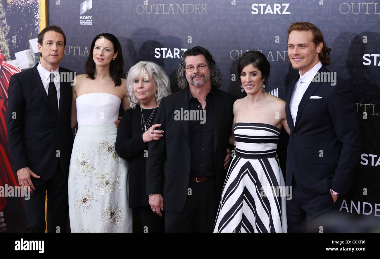 Première mondiale de 'Outlander' La Saison 2 s'est tenue au Musée Américain d'Histoire Naturelle comprend : Tobias Menzies, Caitriona Balfe, Terry Dresbach, Ronald D. Moore, Maril Davis, et Sam Heughan Où : New York, New York, United States Quand : 05 Avr 2016 Banque D'Images