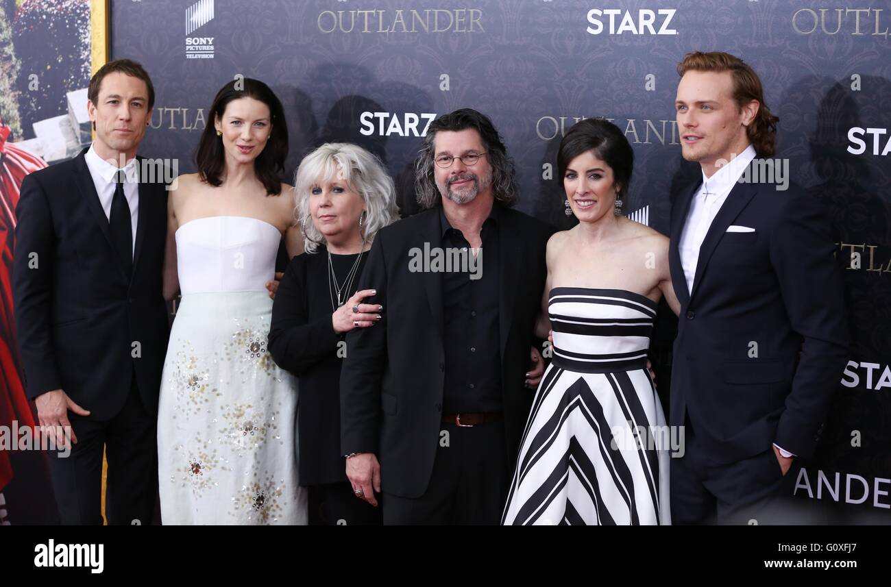 Première mondiale de 'Outlander' La Saison 2 s'est tenue au Musée Américain d'Histoire Naturelle comprend : Tobias Menzies, Caitriona Balfe, Terry Dresbach, Ronald D. Moore, Maril Davis, et Sam Heughan Où : New York, New York, United States Quand : 05 Avr 2016 Banque D'Images