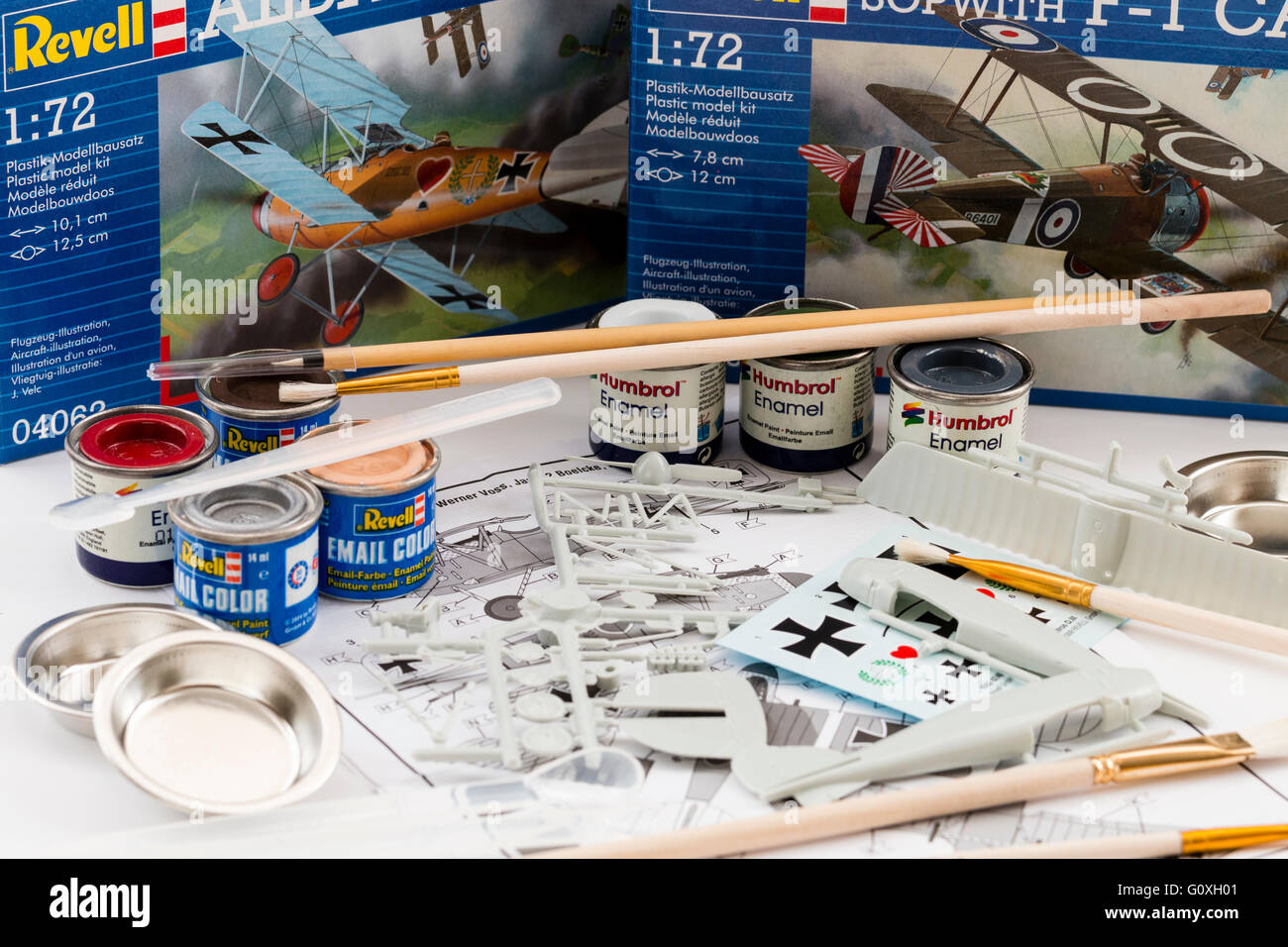 Passe-temps, kit plastique modélisation. Arrière-plan, 2 boîtes d'avion revell avec contenu de l'un en premier plan, entouré de boîtes de peinture, pinceaux et agitateurs. Banque D'Images