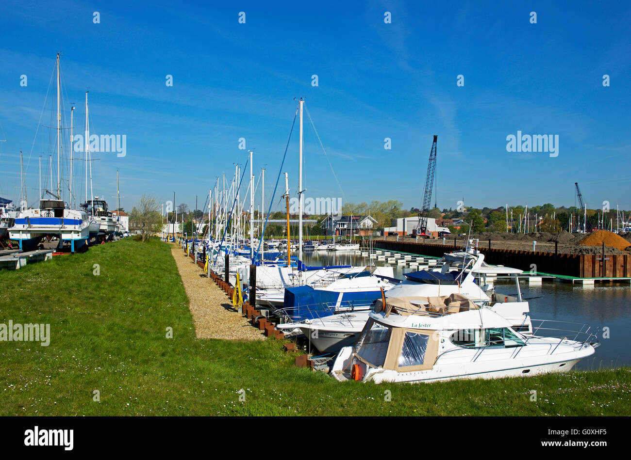 Bateaux amarrés dans la marina, Woodbridge, Suffolk, Angleterre, Royaume-Uni Banque D'Images