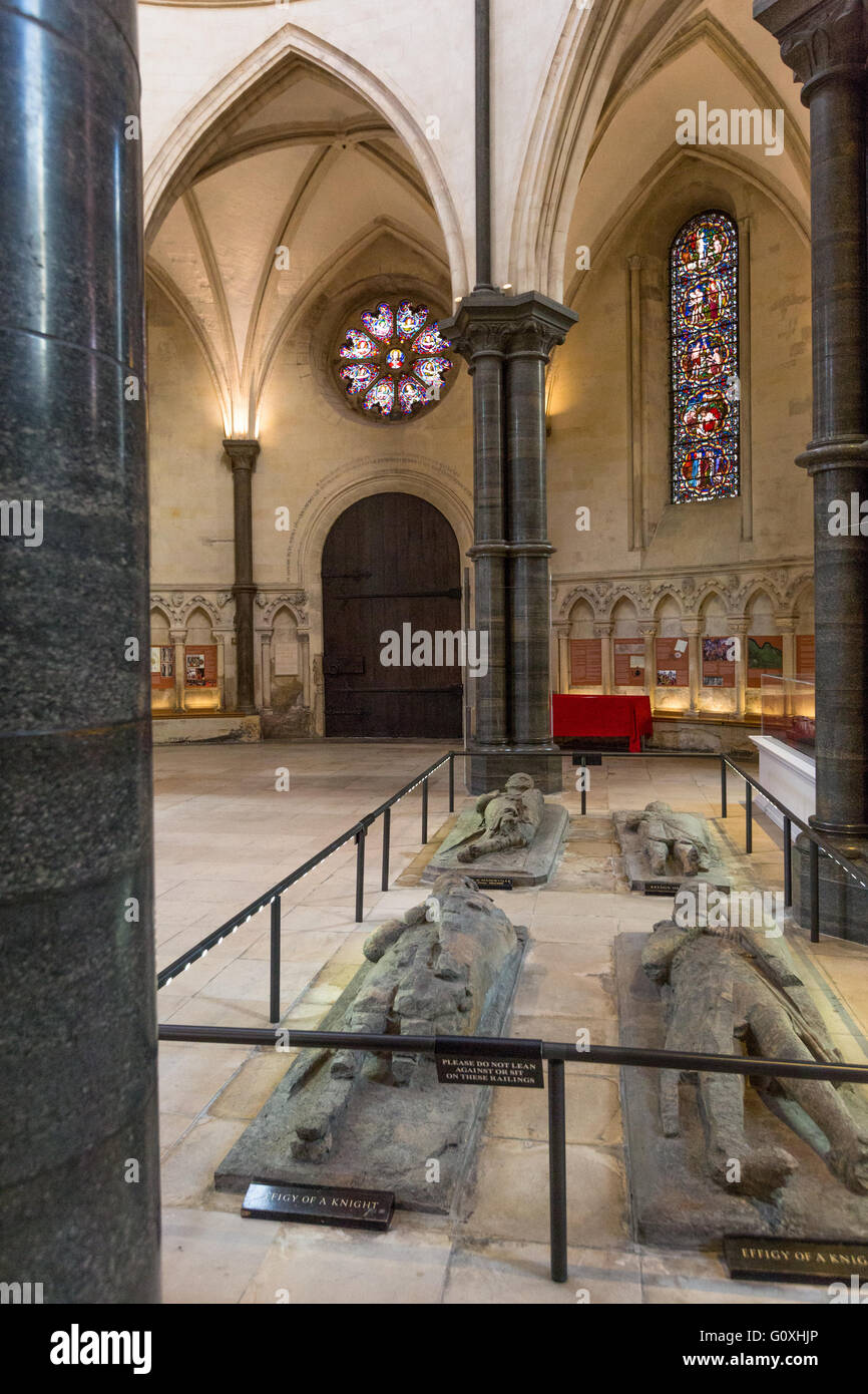 L'intérieur de Temple Church, Londres, Royaume-Uni montrant 4 tombeaux des Templiers Banque D'Images