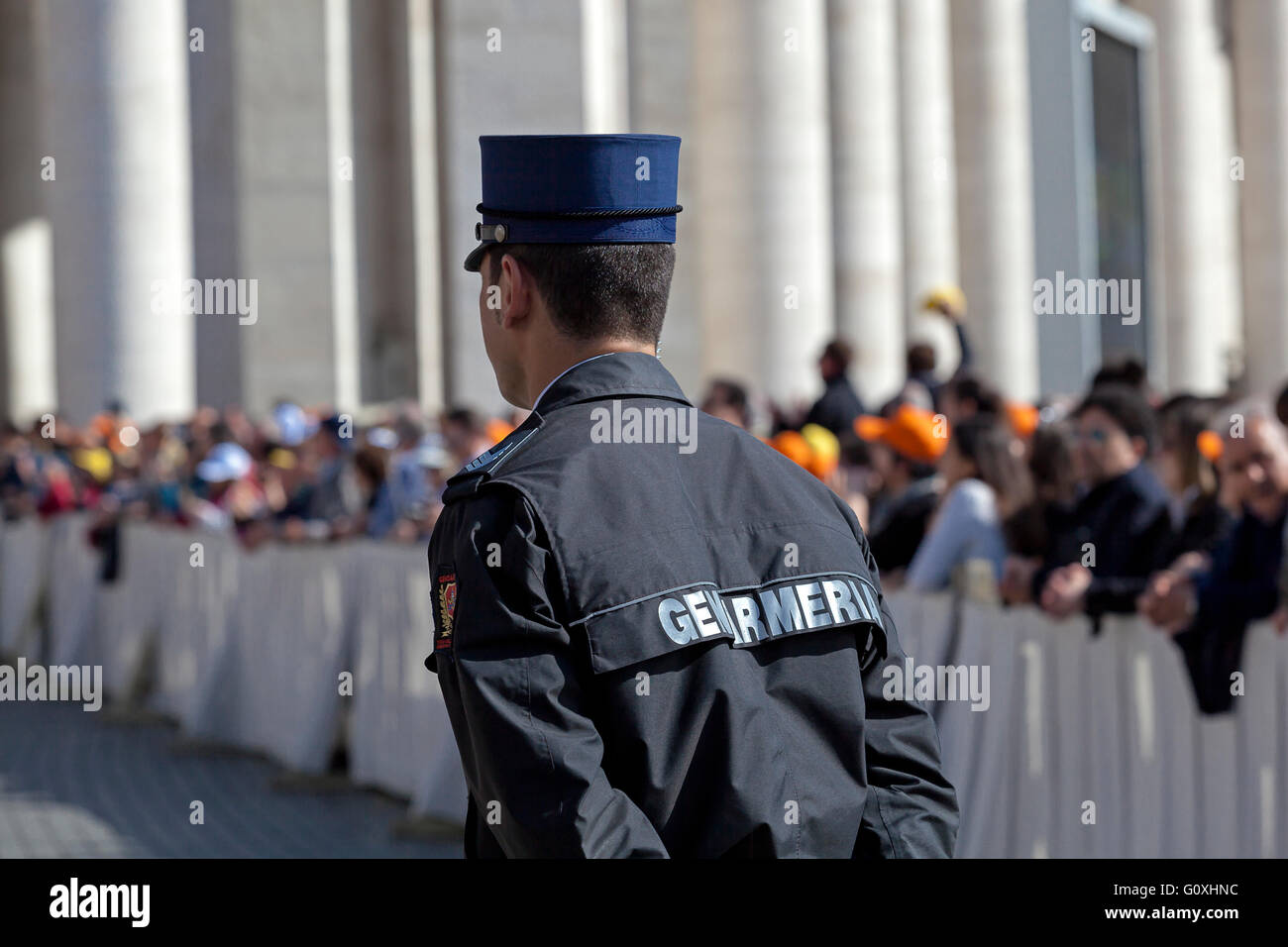 Rome, Italie - 30 Avril 2016 : un policier de la gendarmerie contrôle la foule dans la Piazza San Pietro, à l'occasion du Jubilé des Banque D'Images