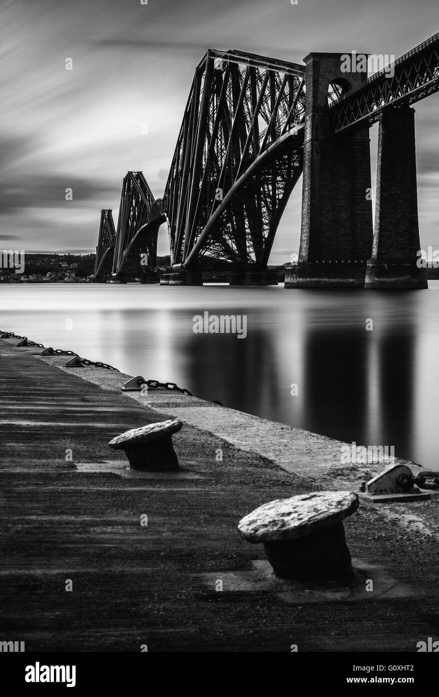 Le noir et blanc d'une longue exposition de la Forth Rail Bridge sur le Firth of Forth, South Queensferry près d'Édimbourg, Écosse Banque D'Images