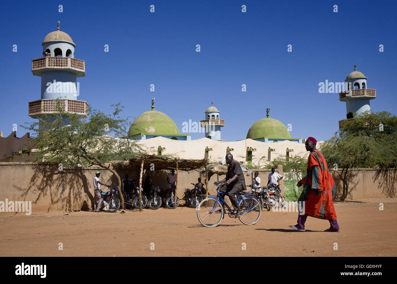 Scène de rue avec la mosquée. Zinder. Niger Banque D'Images