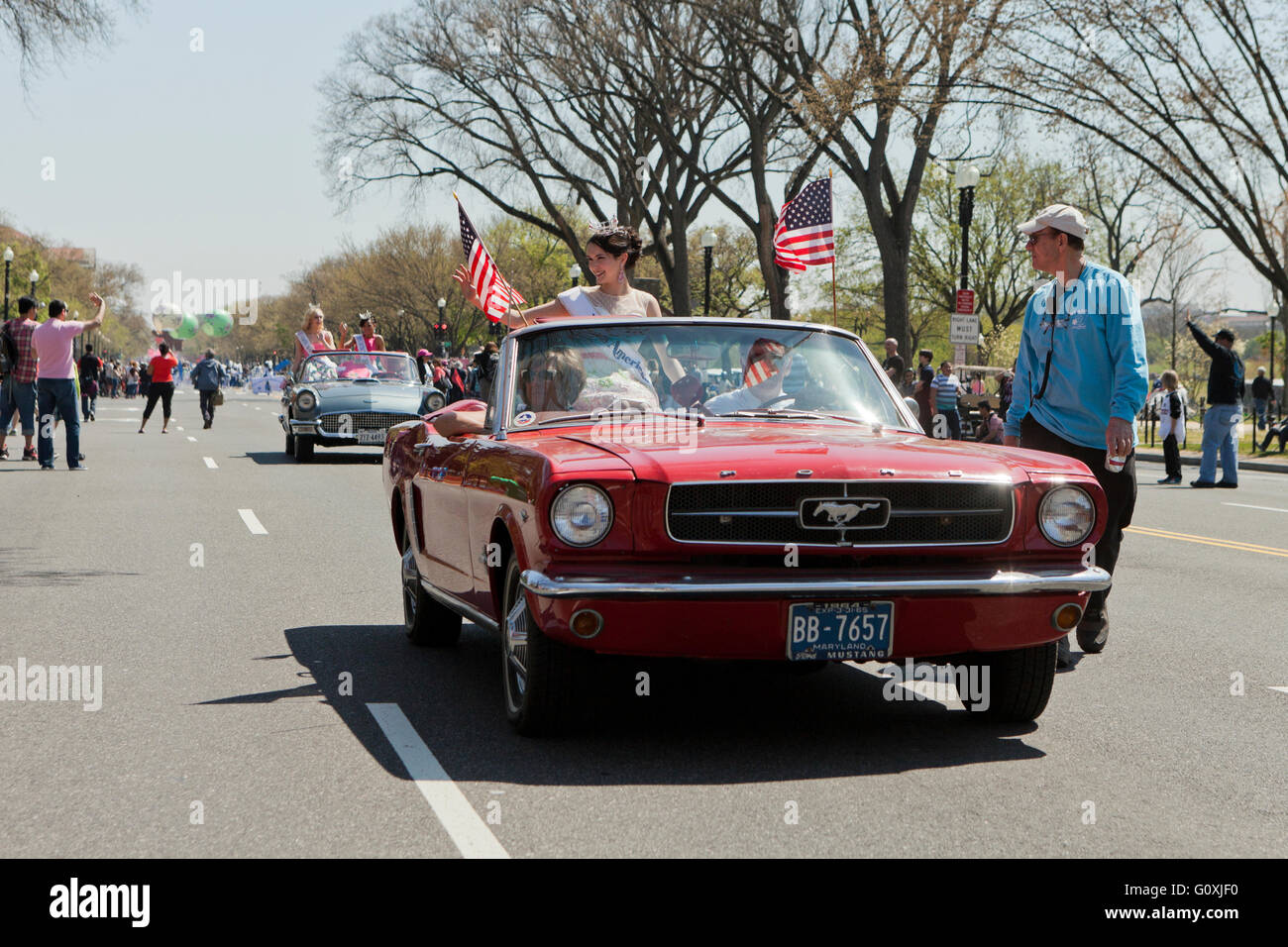 1965 Ford Mustang décapotable rouge voiture dans un défilé - USA Banque D'Images